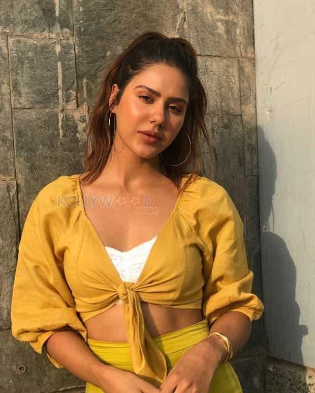 Actress Sonam Bajwa Sexy New Photos 01