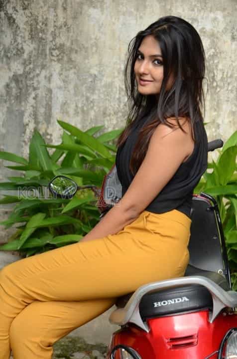 Beautiful Actress Neha Deshpande Pictures 11