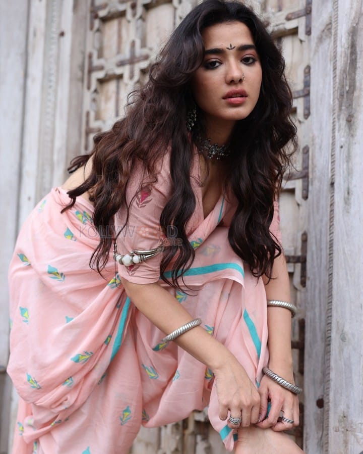 Captivating Ketika Sharma in a Sexy Pink Saree Pictures 02