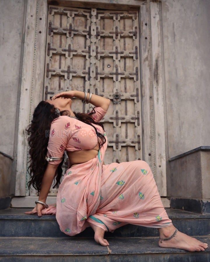 Captivating Ketika Sharma in a Sexy Pink Saree Pictures 03