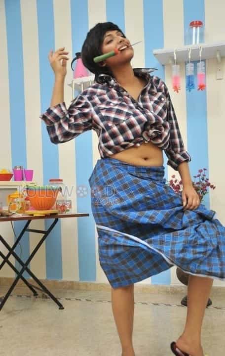 Haripriya Hot Navel Pictures 14