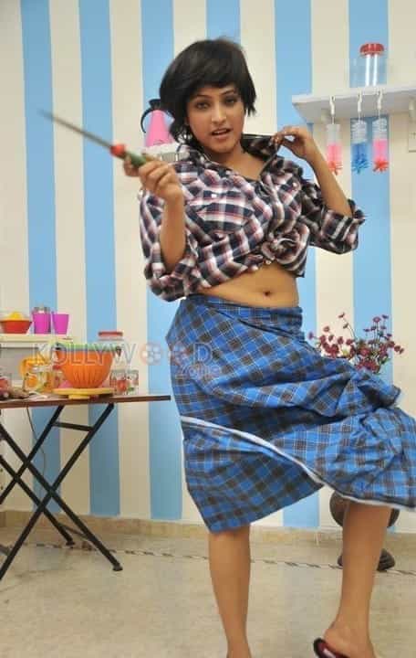 Haripriya Hot Navel Pictures 16