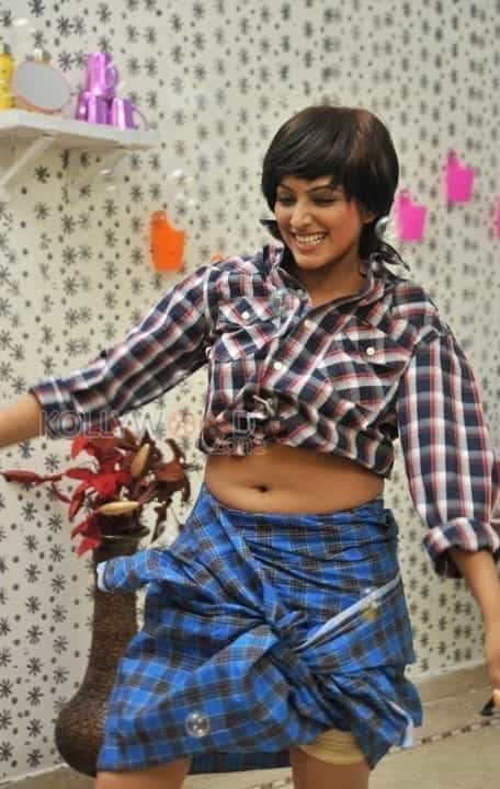 Haripriya Hot Navel Pictures 18