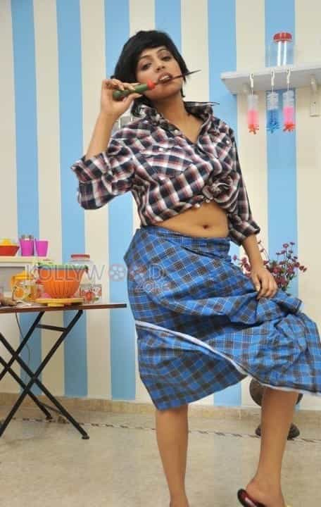 Haripriya Hot Navel Pictures 19