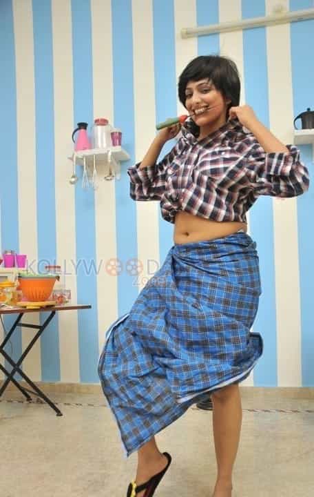 Haripriya Hot Navel Pictures 20