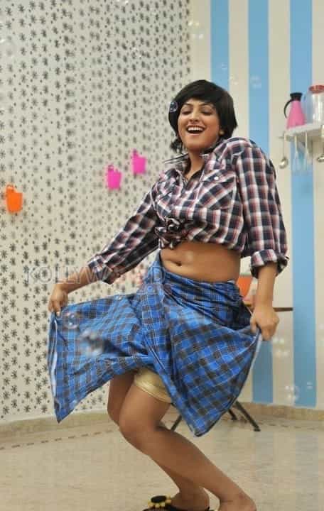 Haripriya Hot Navel Pictures 21