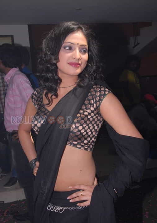 Haripriya Hot Saree Photos 12