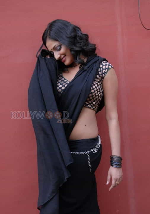 Haripriya Hot Saree Photos 13