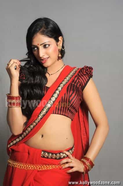 Haripriya Hot Sexy Navel Pictures 02