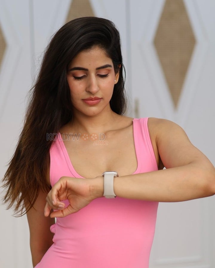 Hot Sakshi Malik in a Pink Workout Outfit Pictures 02