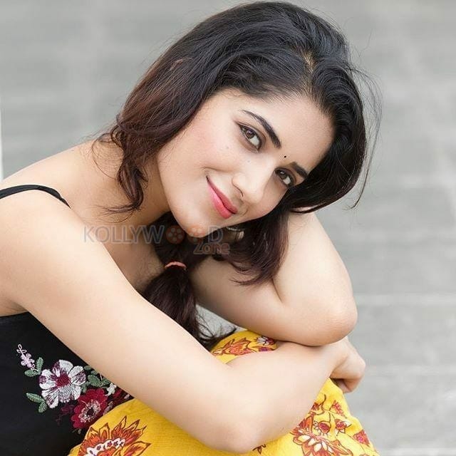 Kadaisi Bench Karthi Heroine Ruhani Sharma Photos 13