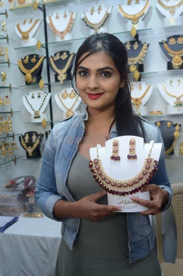 Neha Deshpande At Silk India Expo Photos 02