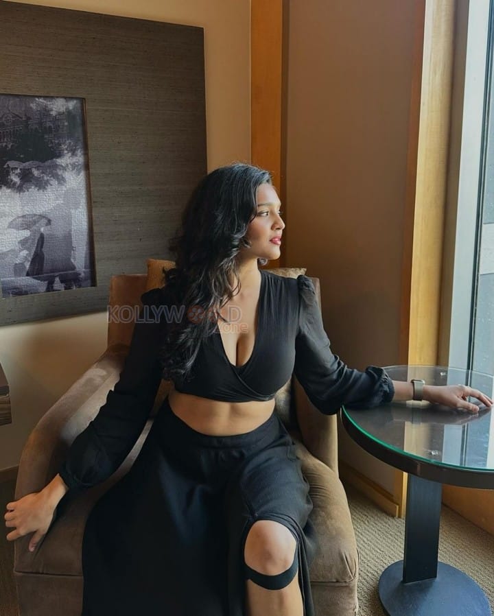 Ravishing Beauty Ritika Singh is Stunning in a Black Low Neck Crop Top with Matching Skirt Photos 02