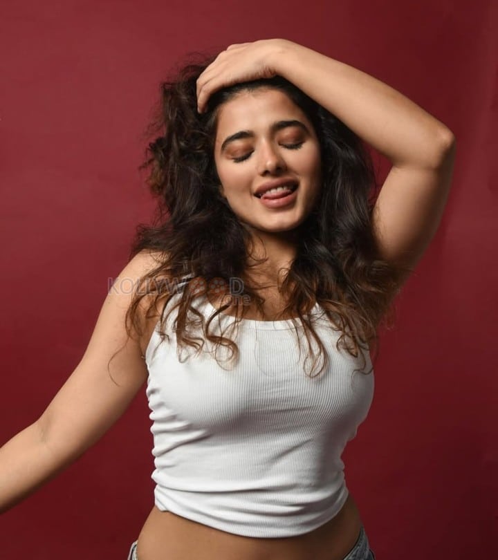 Sexy Beauty Ketika Sharma in a White Crop Top Photos 02