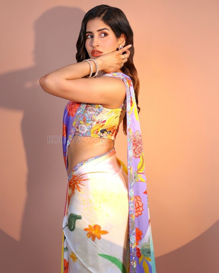 Sexy Beauty Sakshi Malik in a Floral Saree with Sleeveless Blouse Pictures 02