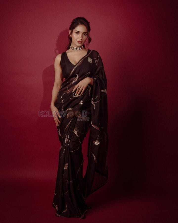 Sexy Ruhani Sharma in a Black Printed Saree with Sleeveless Blouse Photos 01