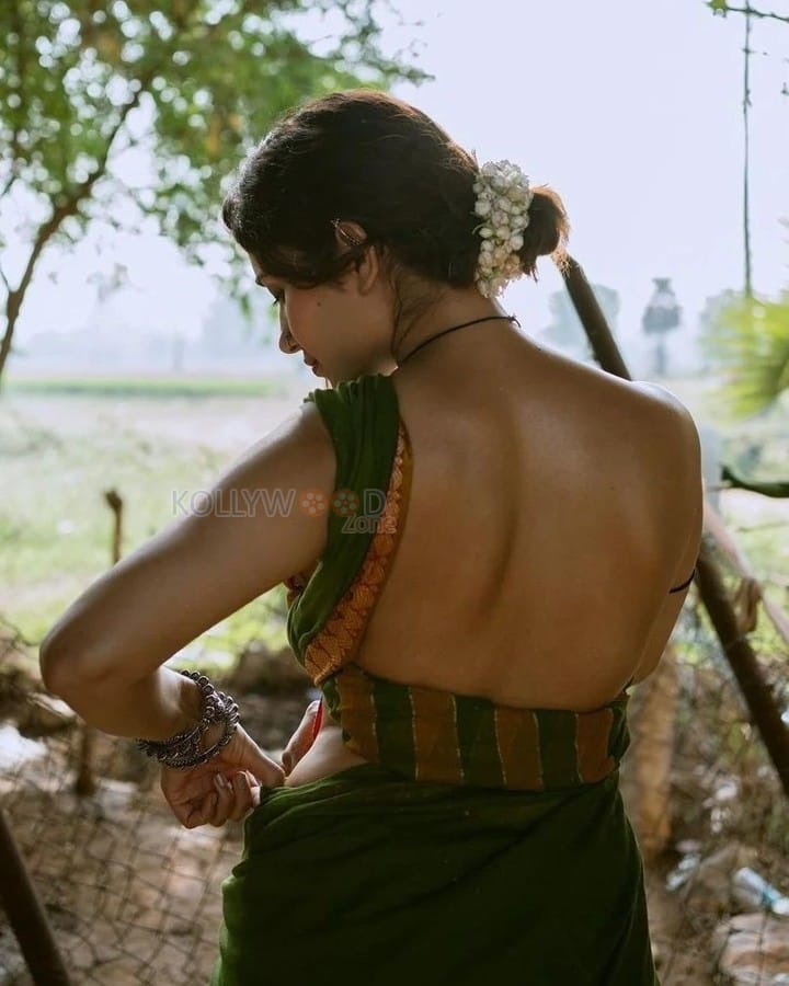 Sexy Ruhani Sharma in a Traditional Green Saree without Blouse Photos 03