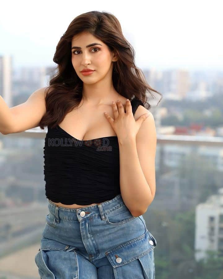 Sexy Sakshi Malik in a Black Sleeveless Crop Top and Denim Pant Pictures 01