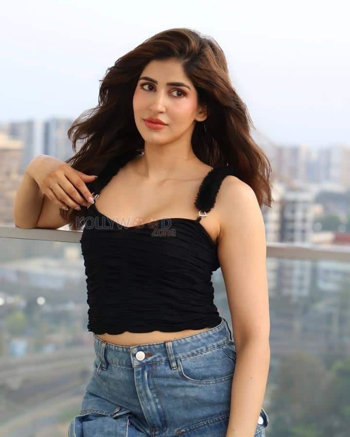 Sexy Sakshi Malik in a Black Sleeveless Crop Top and Denim Pant Pictures 02