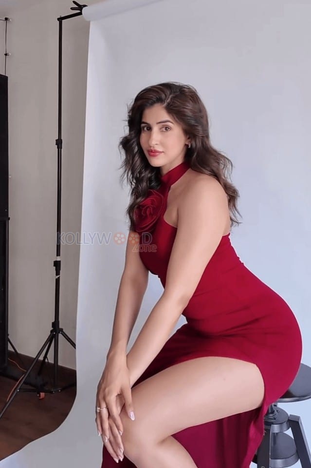 Sexy Sakshi Malik in a Red Bodycon Dress Pictures 03