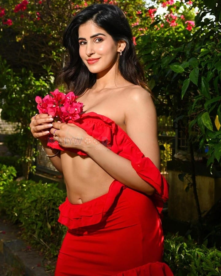 Stunning Bollywood Beauty Sakshi Malik in a Red Tube Style Bralette with Matching Skirt Photos 06