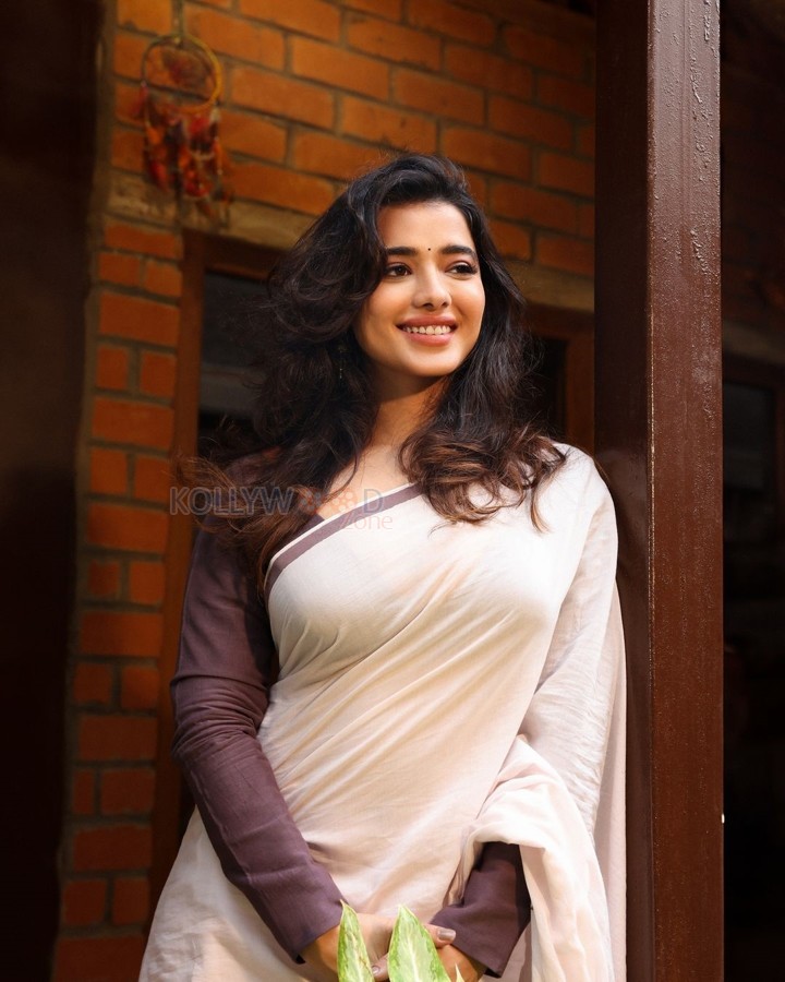 Stunning Ketika Sharma in a White Saree with Full Sleeve Blouse Photos 02