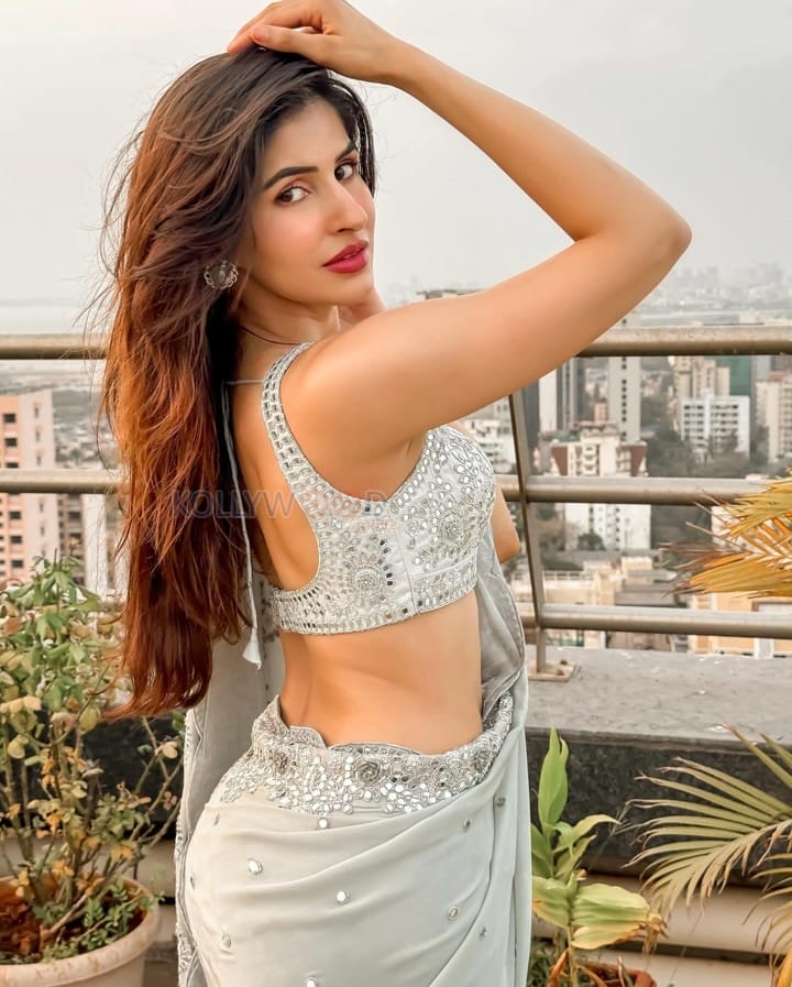 Stunning Sakshi Malik in a Shimmering Cream Colored Saree Pictures 03