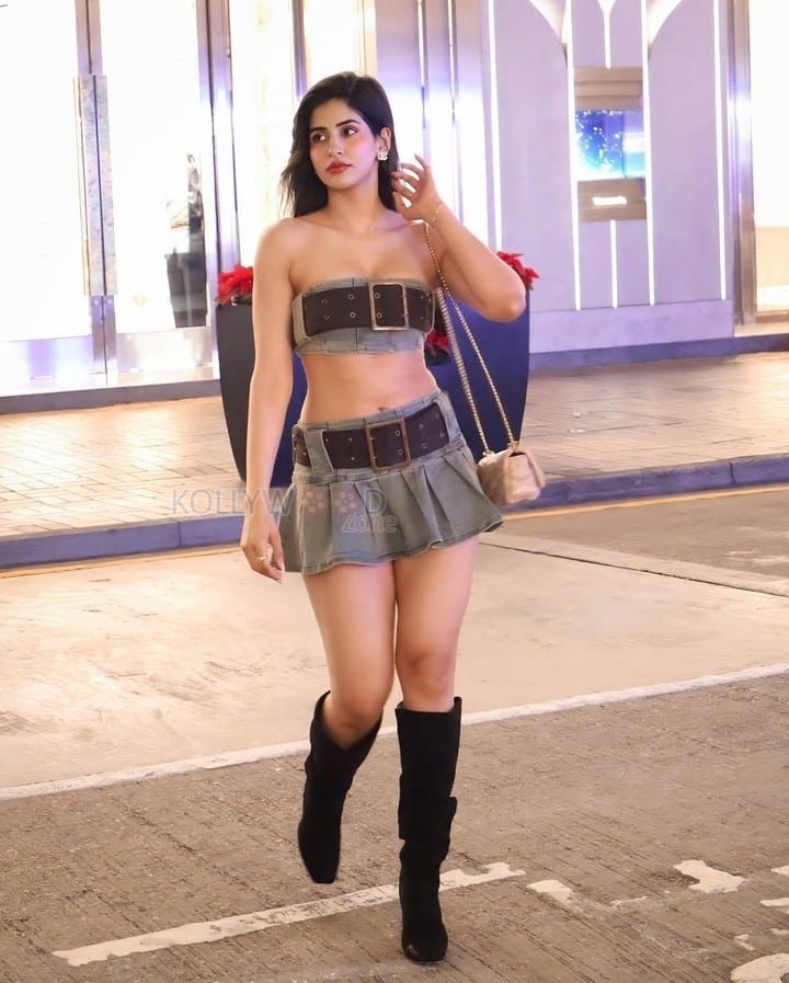 Stunning Sexy Hot Sakshi Malik in a Tube Top and Mini Skirt Photos 05