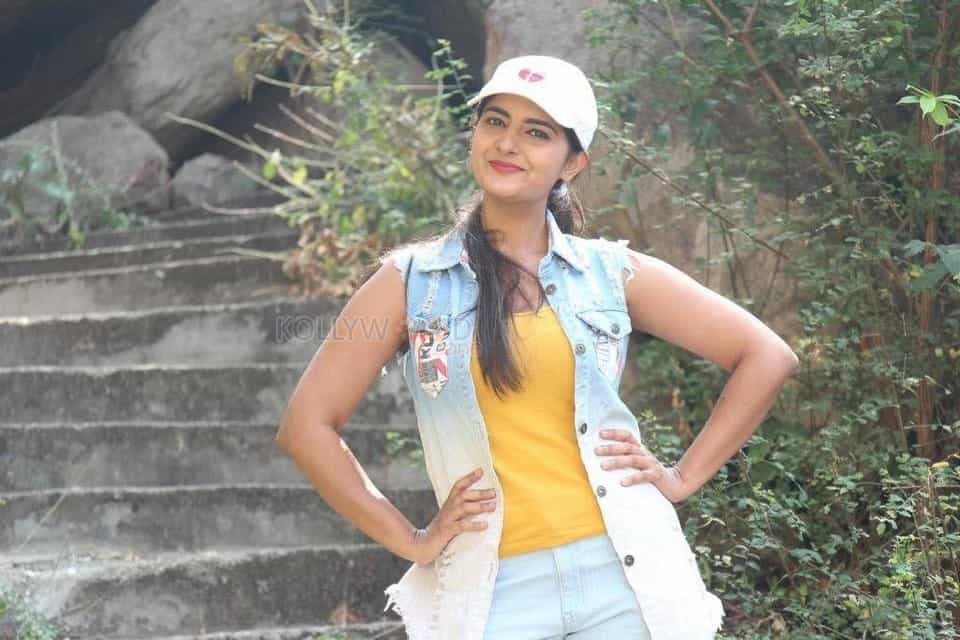 Telugu Heroine Neha Deshpande Pictures 11