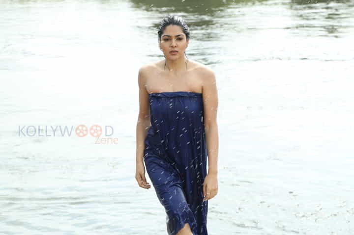 Aayirathil Iruvar Heroine Samuthrika Bathing Photos 01