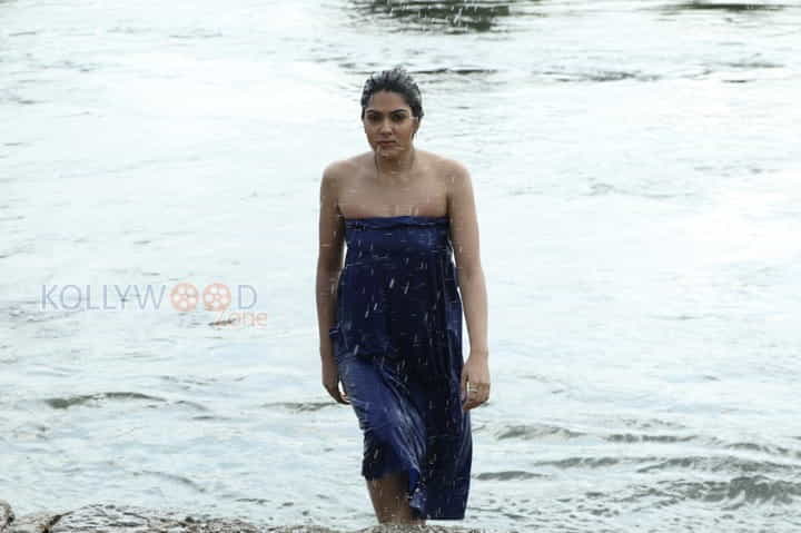 Aayirathil Iruvar Heroine Samuthrika Bathing Photos 02