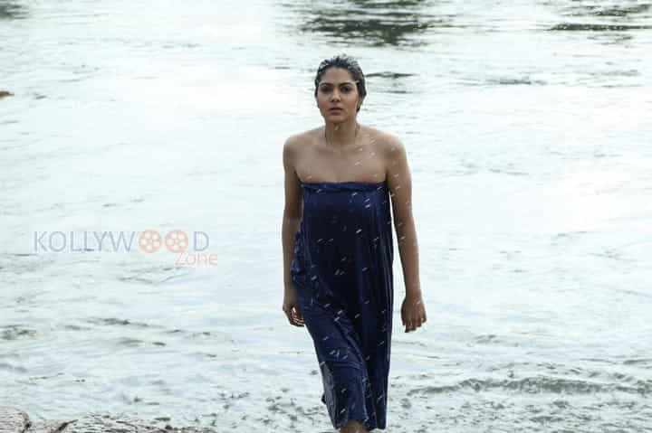 Aayirathil Iruvar Heroine Samuthrika Bathing Photos 03