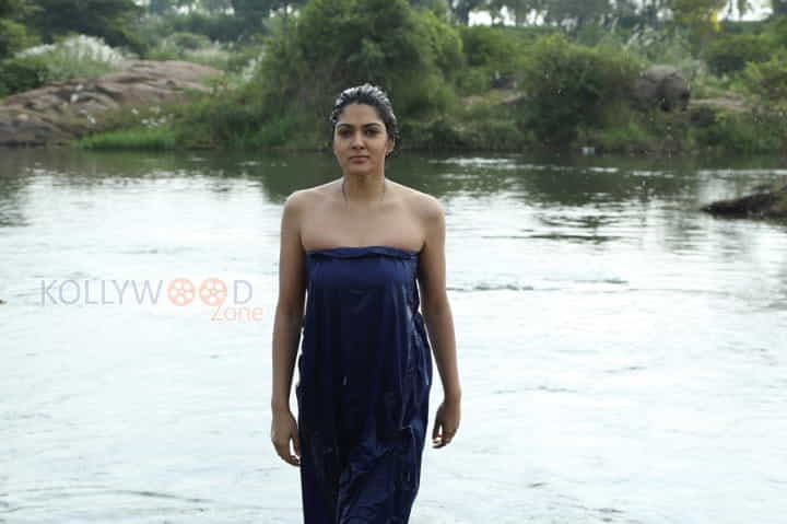 Aayirathil Iruvar Heroine Samuthrika Bathing Photos 04