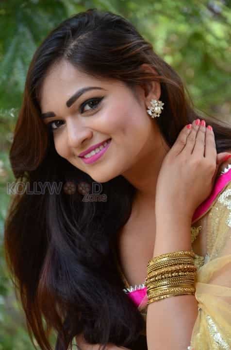 Actress Aswini Hot Saree Cleavage Pictures 11