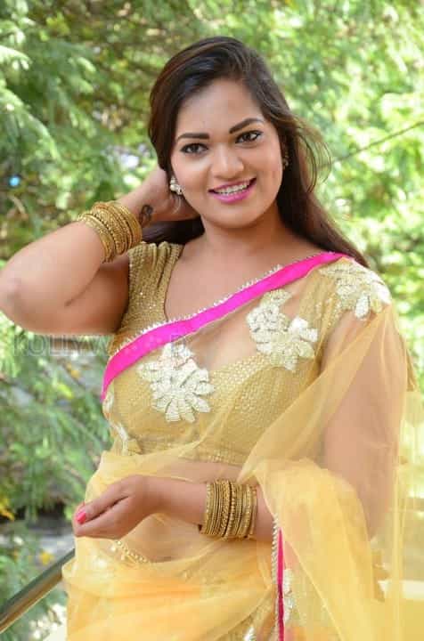 Actress Aswini Hot Saree Cleavage Pictures 16