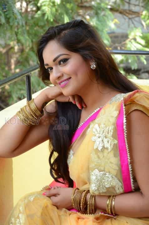 Actress Aswini Hot Saree Cleavage Pictures 24