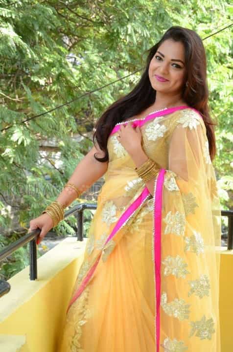 Actress Aswini Hot Saree Cleavage Pictures 36