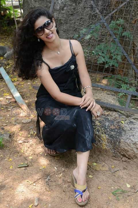 Actress Pavani Sexy Pictures 04