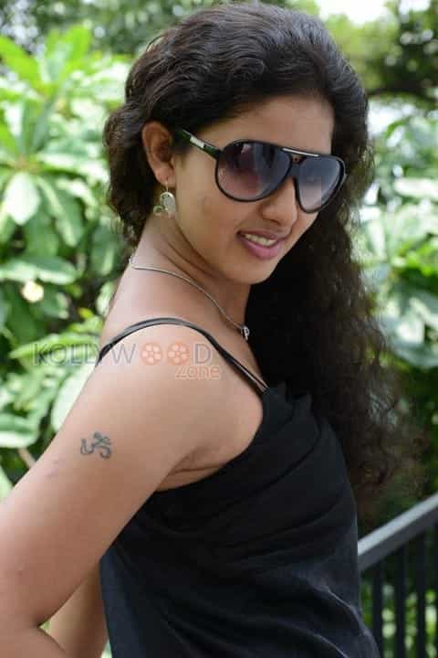 Actress Pavani Sexy Pictures 13