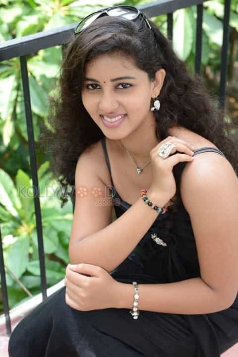 Actress Pavani Sexy Pictures 17