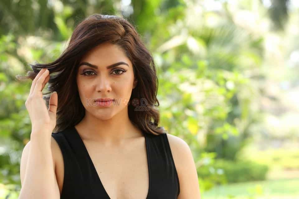 Actress Sakshi Chaudhary Hot In Black Dress Photos 08