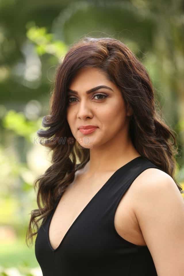 Actress Sakshi Chaudhary Hot In Black Dress Photos 14