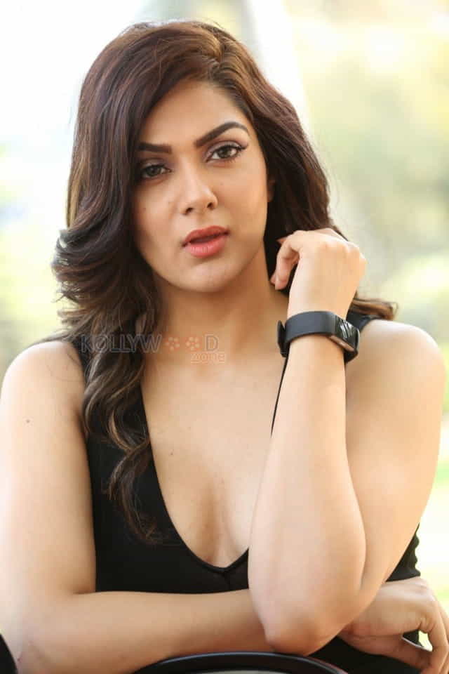 Actress Sakshi Chaudhary Hot In Black Dress Photos 38