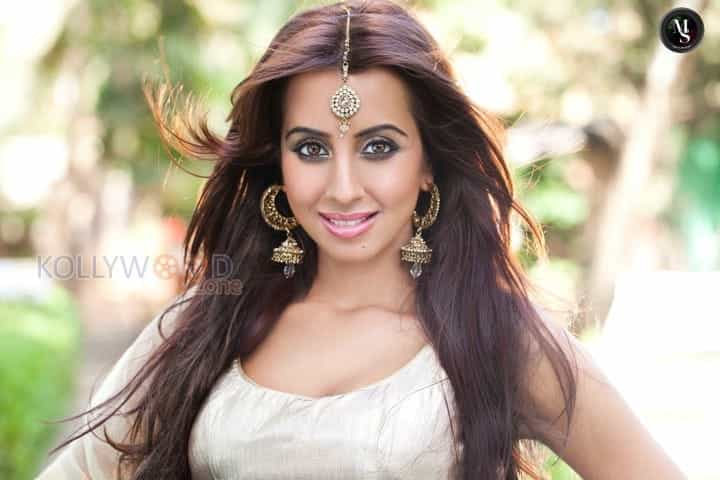 Actress Sanjjanaa Sexy Photoshoot Pictures 19