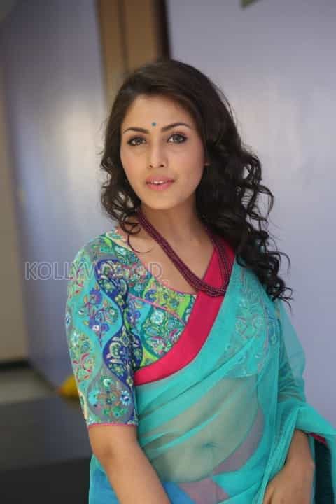 Beautiful Madhu Shalini In Saree Photos 10