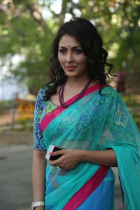 Beautiful Madhu Shalini In Saree Photos 17