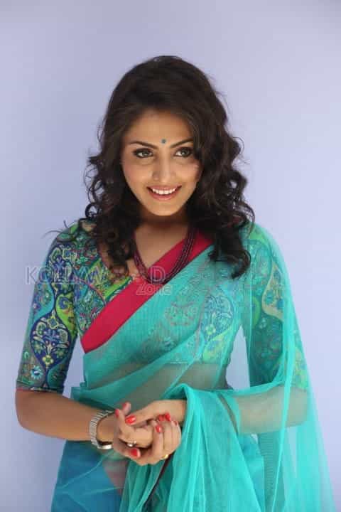 Beautiful Madhu Shalini In Saree Photos 28