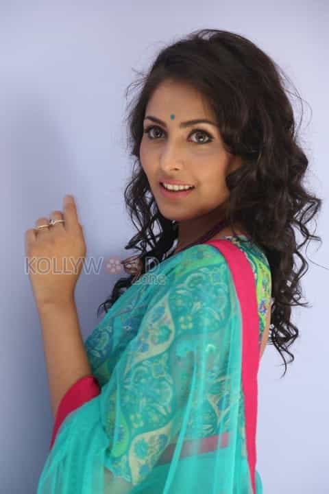 Beautiful Madhu Shalini In Saree Photos 34