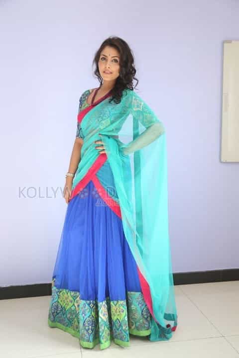 Beautiful Madhu Shalini In Saree Photos 42