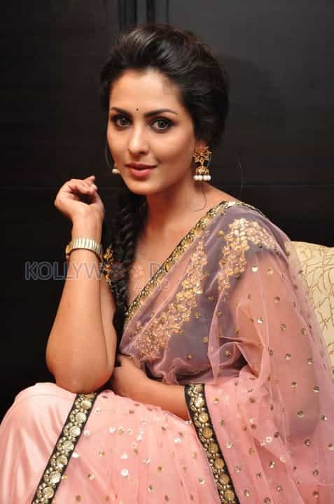 Beautiful Madhu Shalini New Stills 10